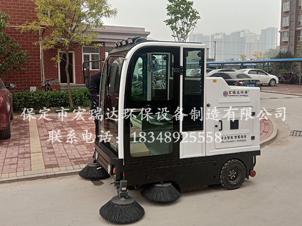 宏瑞達(dá)HRD-2000S駕駛式掃地車—易縣太陽城小區(qū)案例