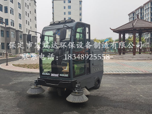 保定宏瑞達(dá)駕駛式清掃車在湖南懷化小區(qū)上崗